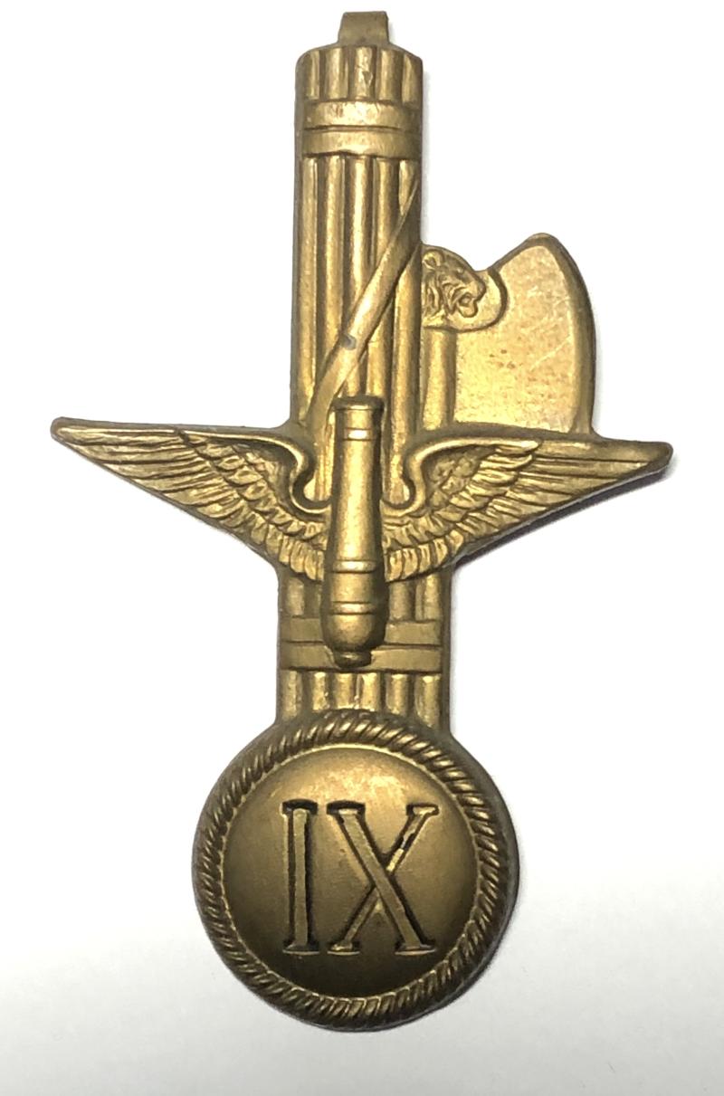 Italian MSVN Fascist Anti-Aircraft Militia cap badge c1930-43.