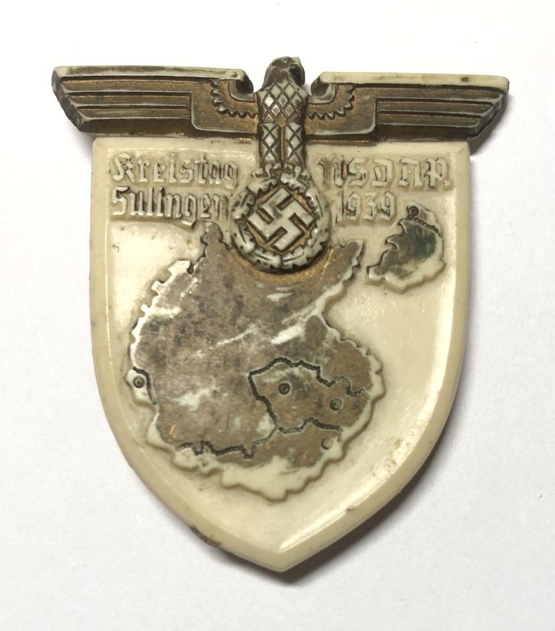 German Third Reich 1939 plastic tinnie or propaganda day badge