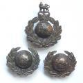 Royal Marines maker marked bronze  cap badges and pair of collars.