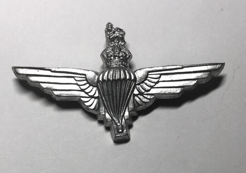 WW2 Parachute Regiment Plastic Economy beret badge with Original Finish.