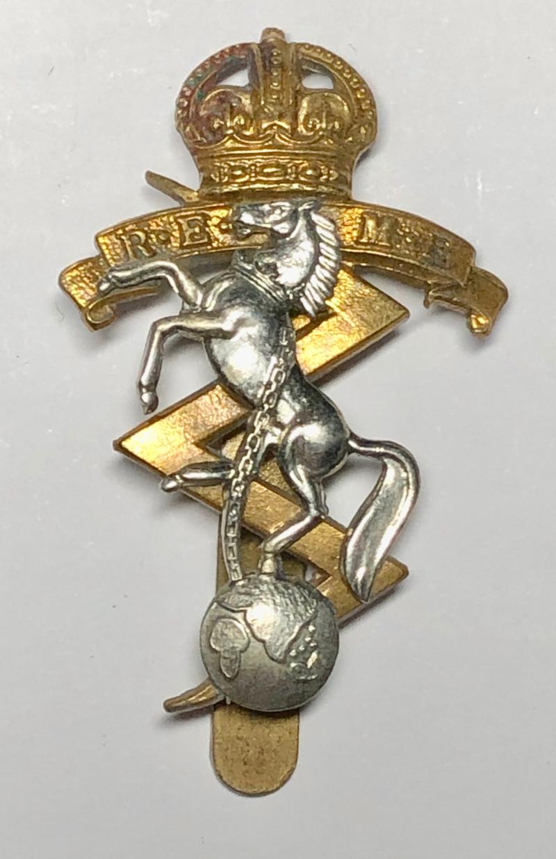 Royal Electrical & Mechanical Engineers REME cap badge circa 1947-52.