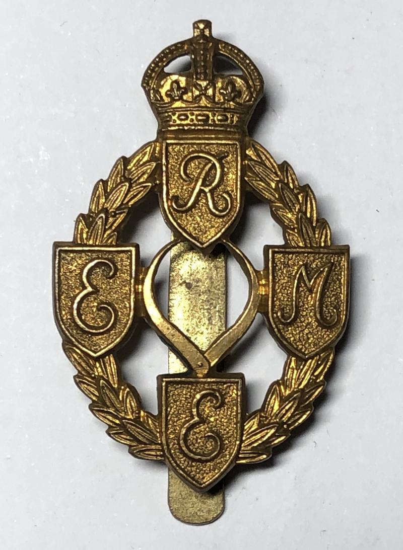 Royal Electrical & Mechanical Engineers WW2 REME cap badge circa 1942-47