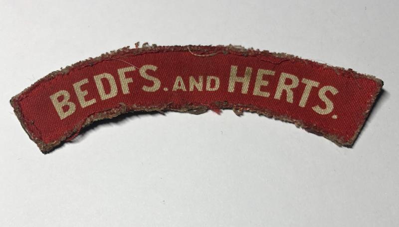 BEDFS. AND HERTS. WW2 printed shoulder title.