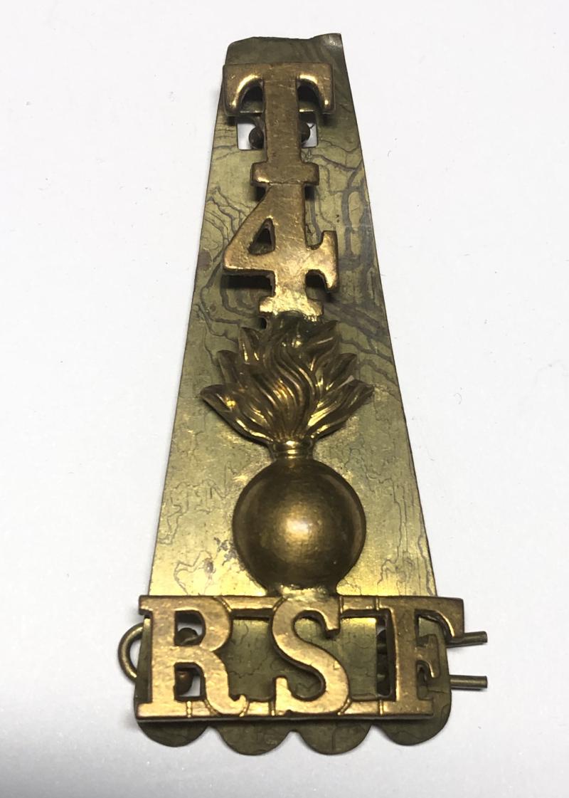 T / 4 / grenade / RSF Royal Scots Fusiliers WW1 shoulder title.