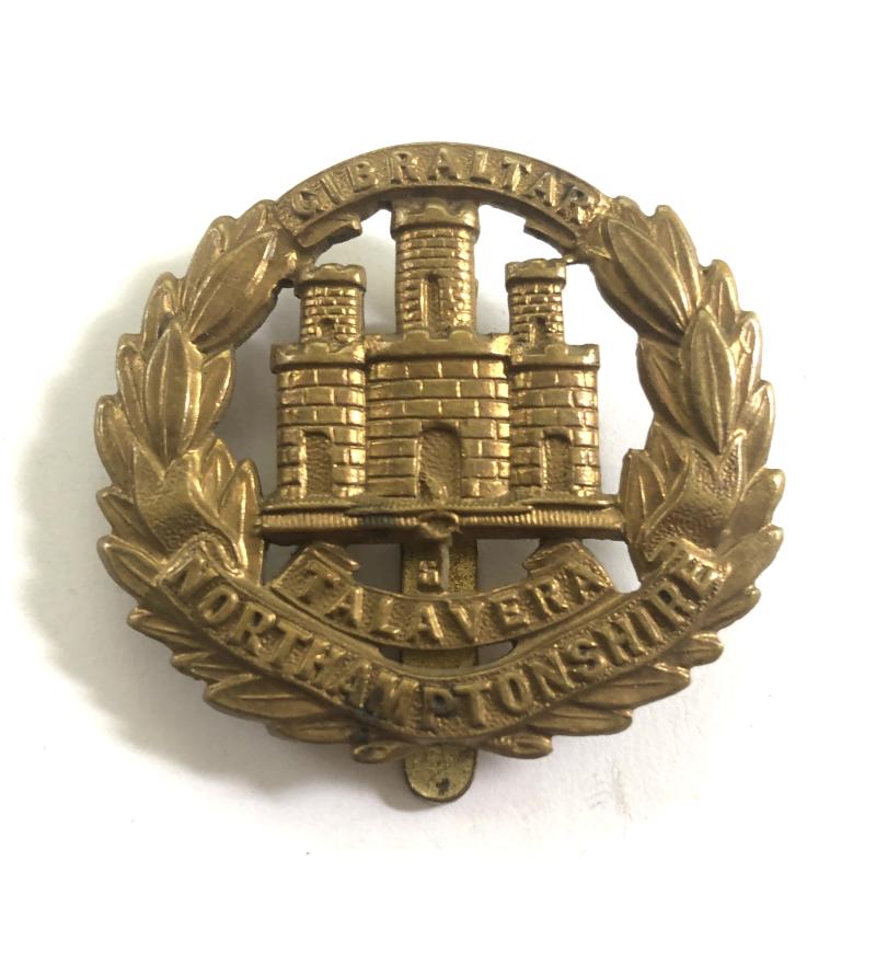 Northamptonshire Regiment WW1 brass economy cap badge c. 1916-18.