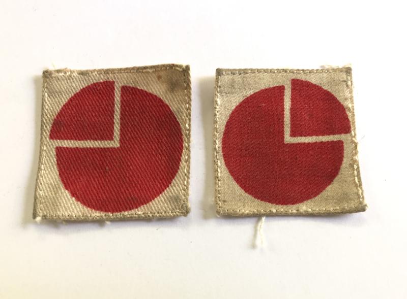4th Infantry Division pair of post 1944 2nd pattern formation signs.