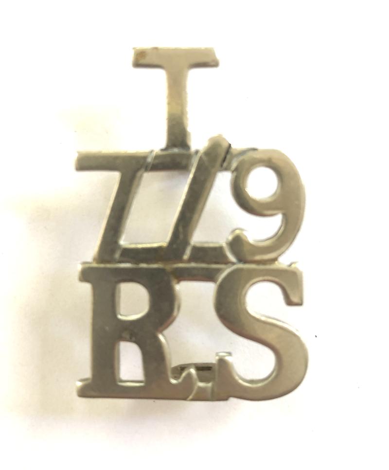 T / 7/9 / RS Royal Scots post 1921 white metal Scottish shoulder title