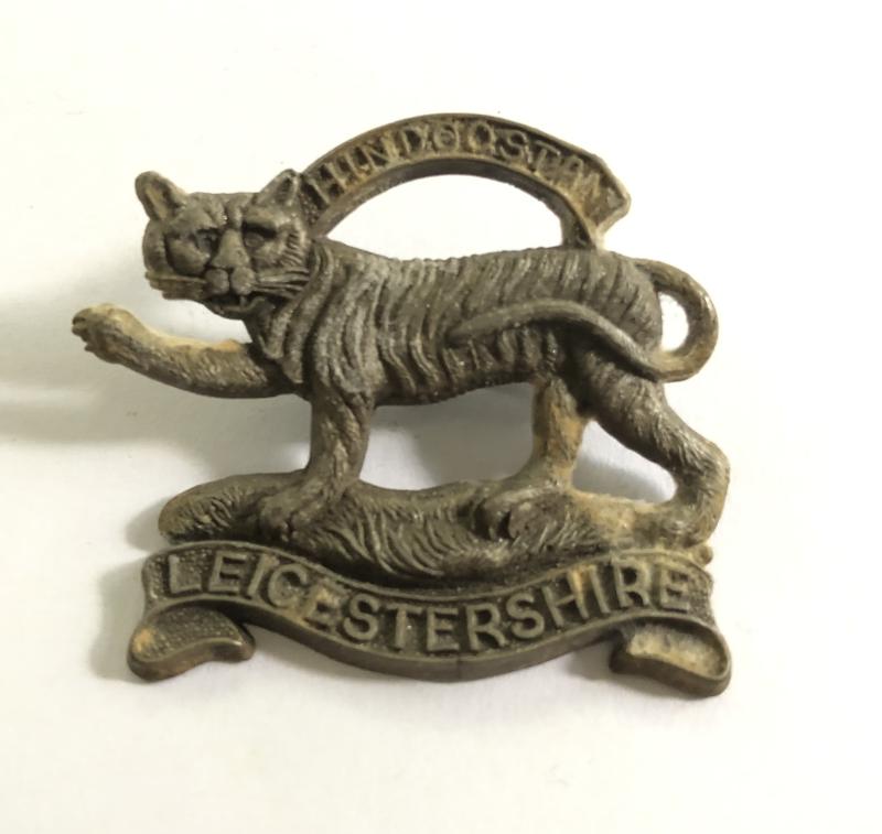 Leicestershire Regiment WW2 plastic cap badge.
